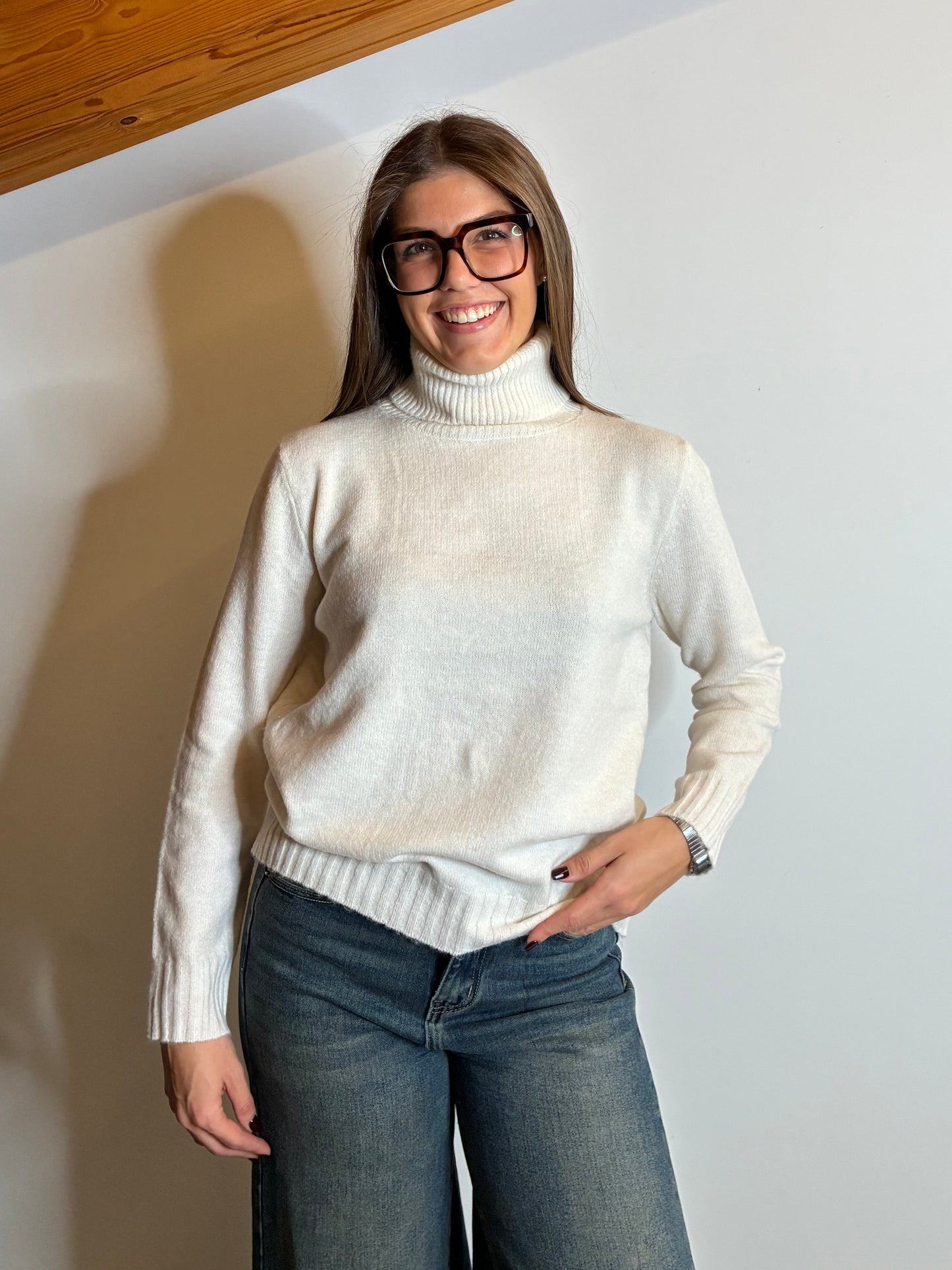 Pullover soft collo alto panna