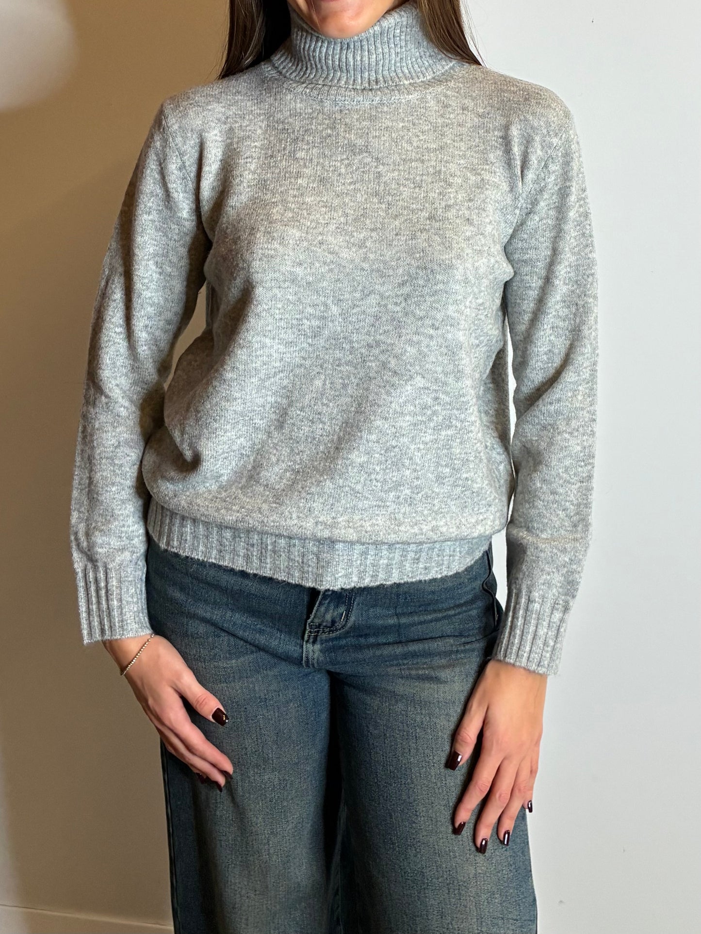 Pullover soft collo alto grigio