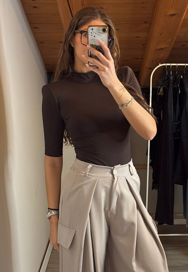 Body con spalline imbottite marrone