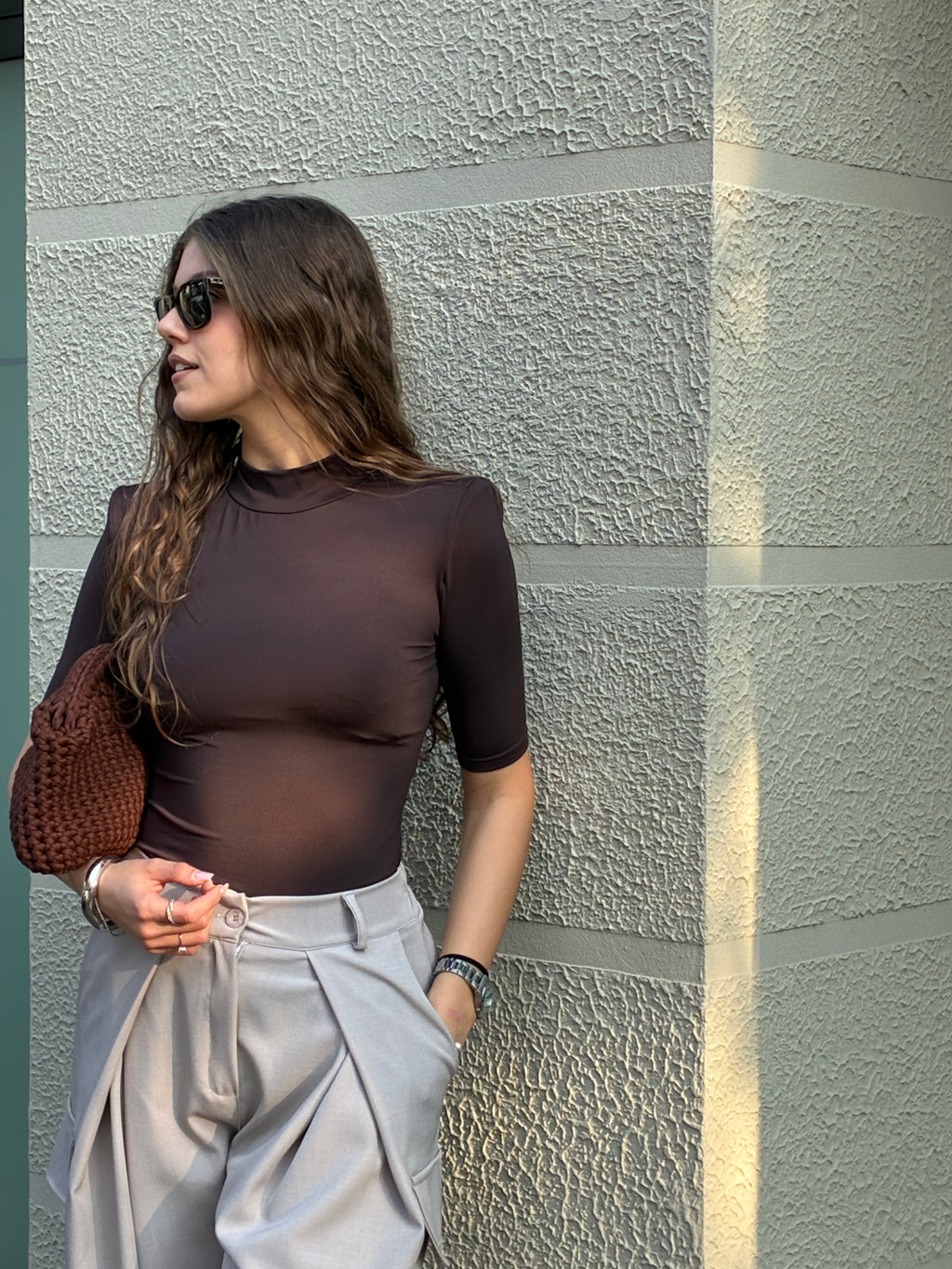 Body con spalline imbottite marrone