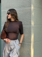Body con spalline imbottite marrone