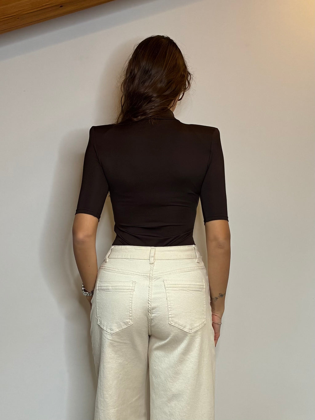 Body con spalline imbottite marrone