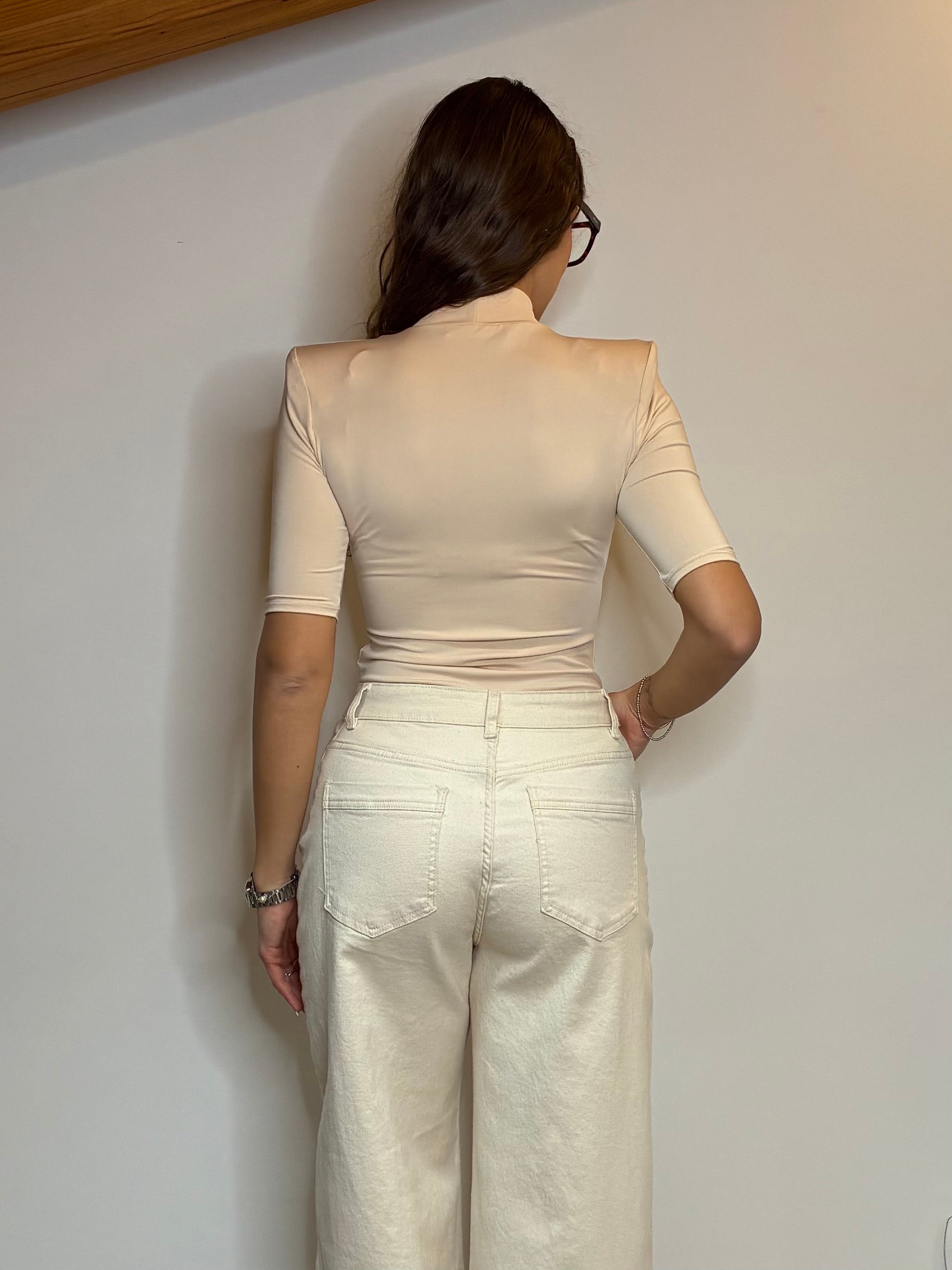 Body con spalline imbottite nude
