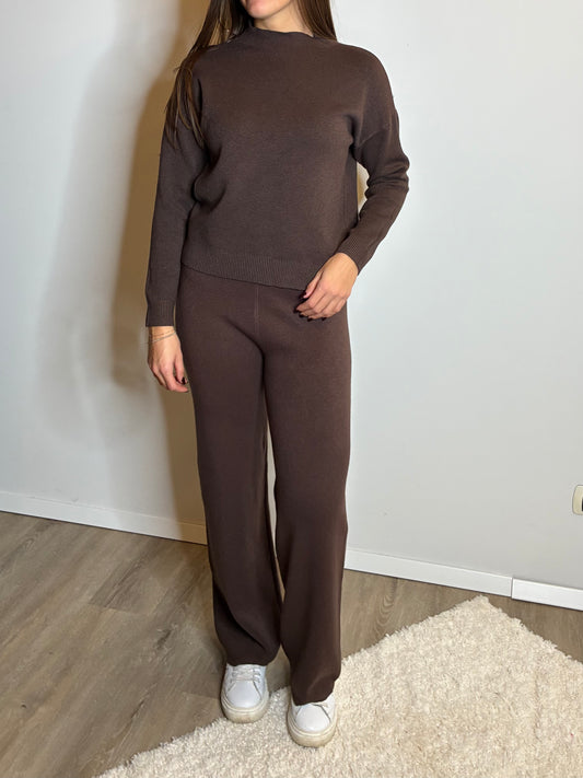 Completo in maglia marrone