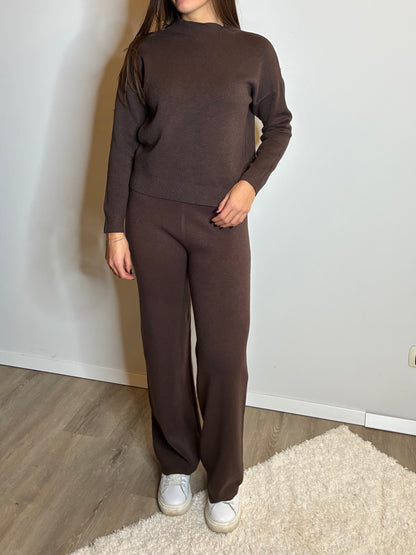 Completo in maglia marrone