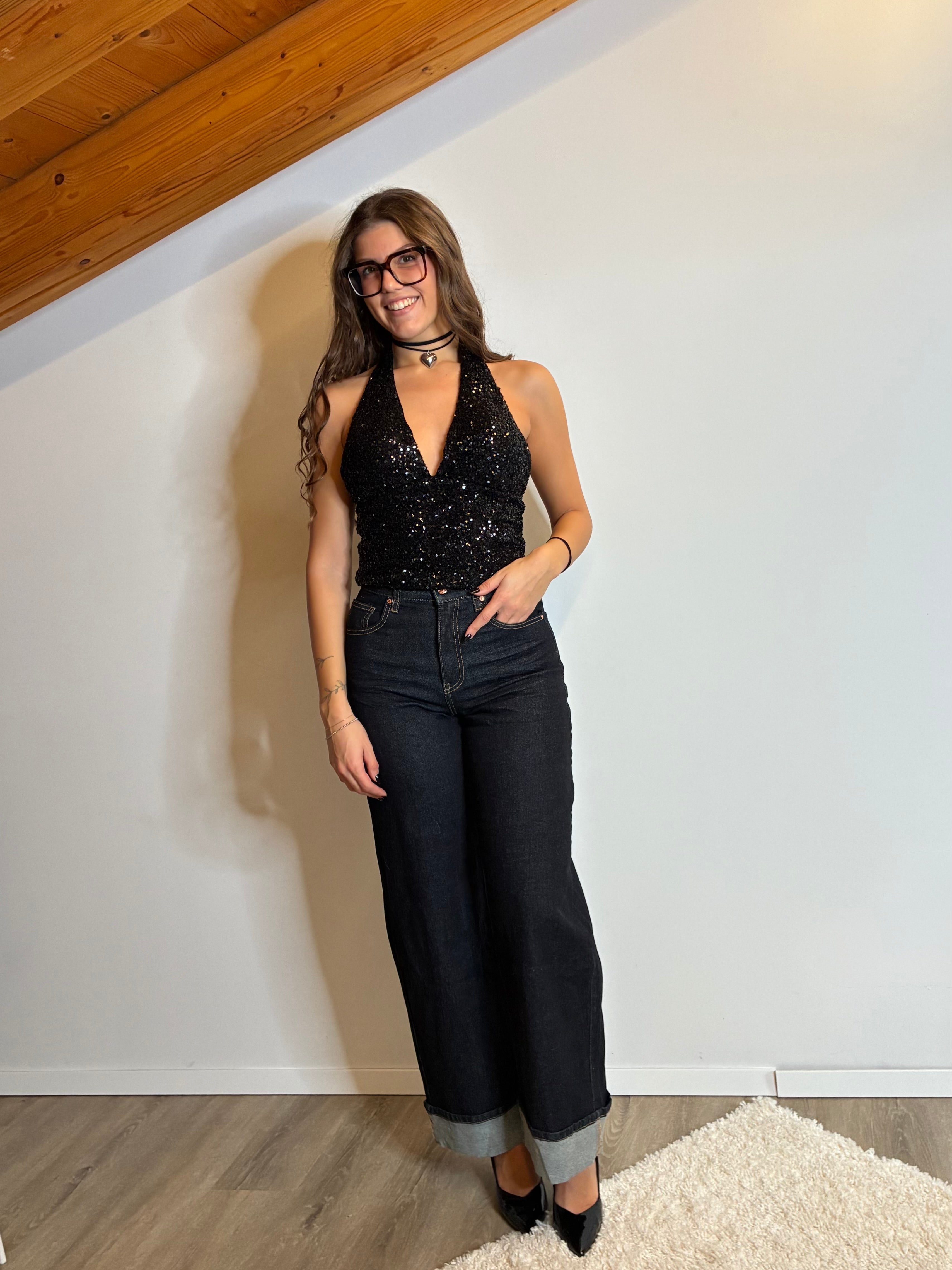 Top scollo V paillettes nere