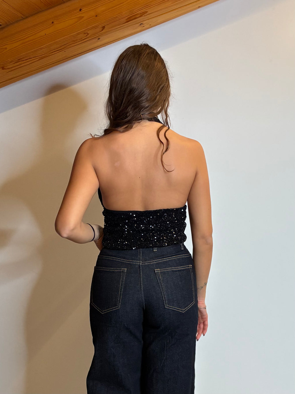 Top scollo V paillettes nere