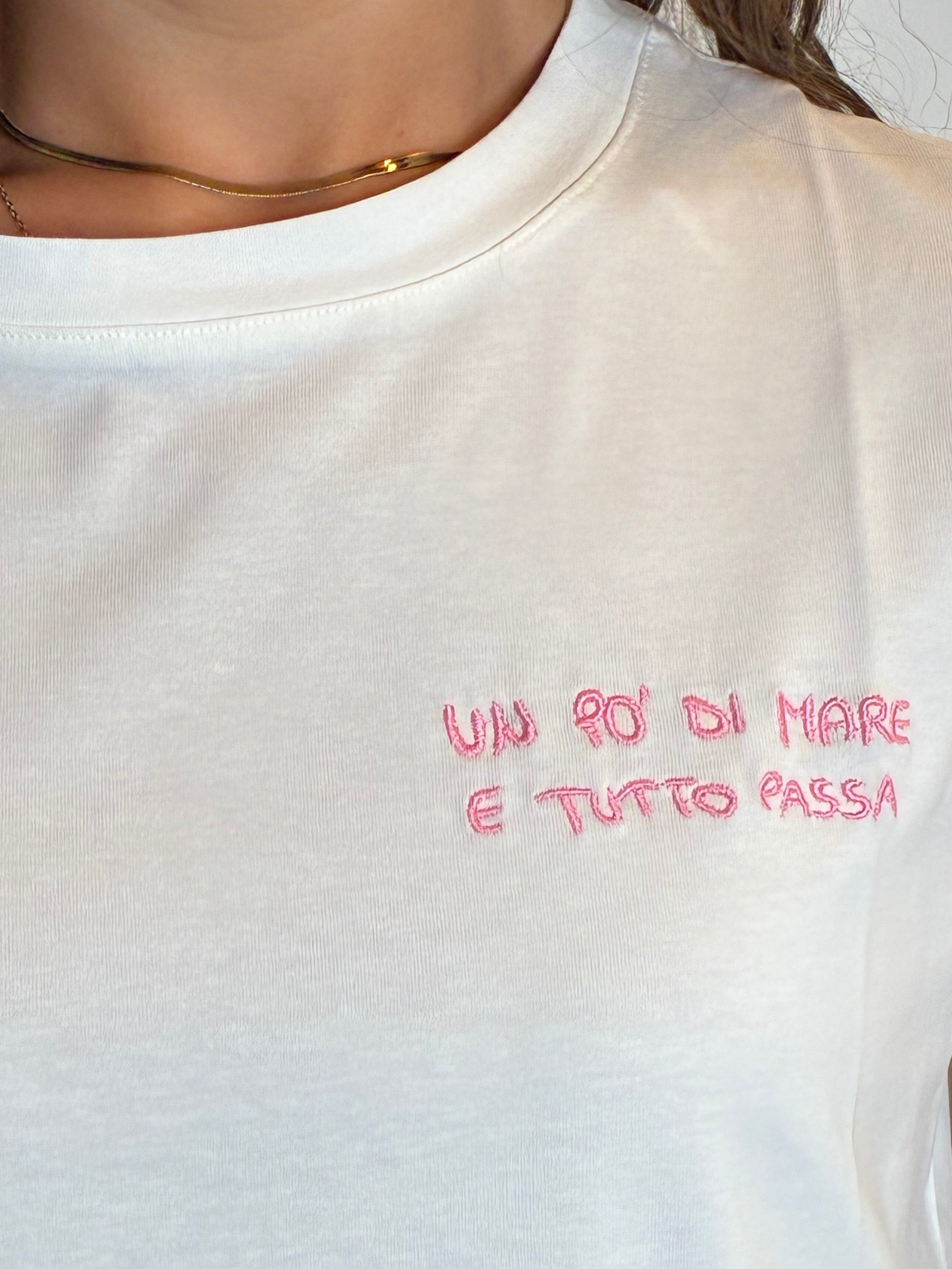 T-shirt "un po' di mare e tutto passa" +colori